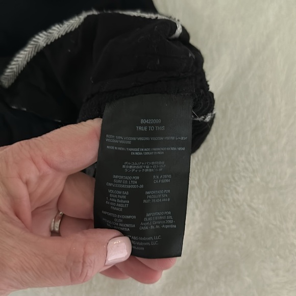 Volcom Black and White Ruffled Tie Front Crop Blouse - Picture 7 of 7